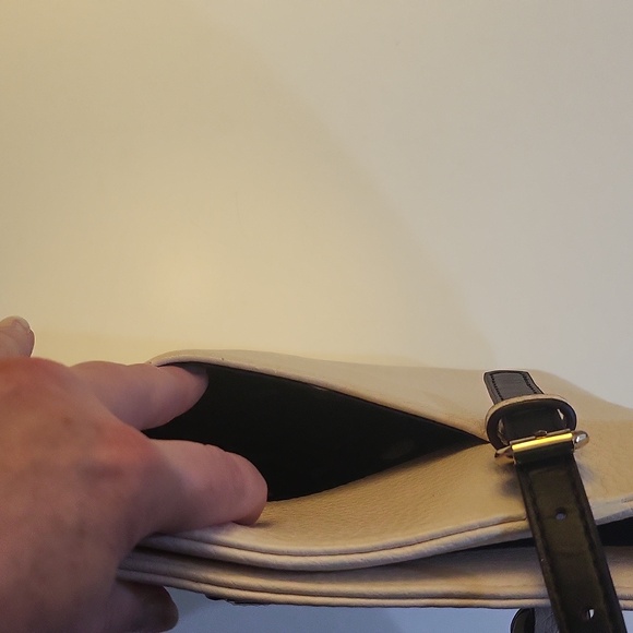 Anne Klein Cream Shoulder Handbag with Adjustable Black Straps - Picture 4 of 12